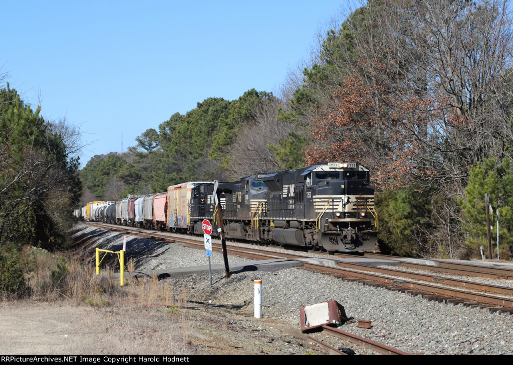 NS 7252 leads train 350 northbound on track 1